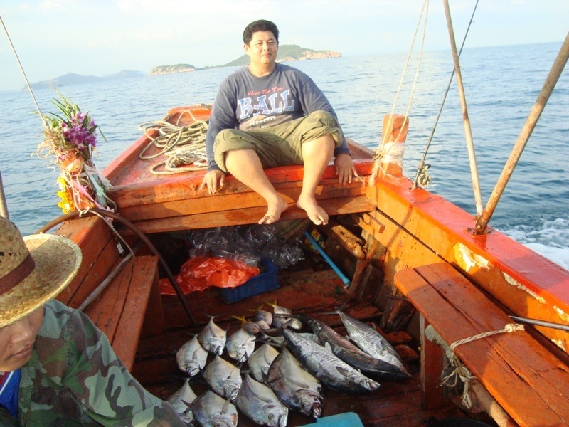 

                                        เมื่อยแล้วนั่งพักก่อนนานๆเห็นตอนขึ้นเรือแลดูน้าเหนื่อยๆ 