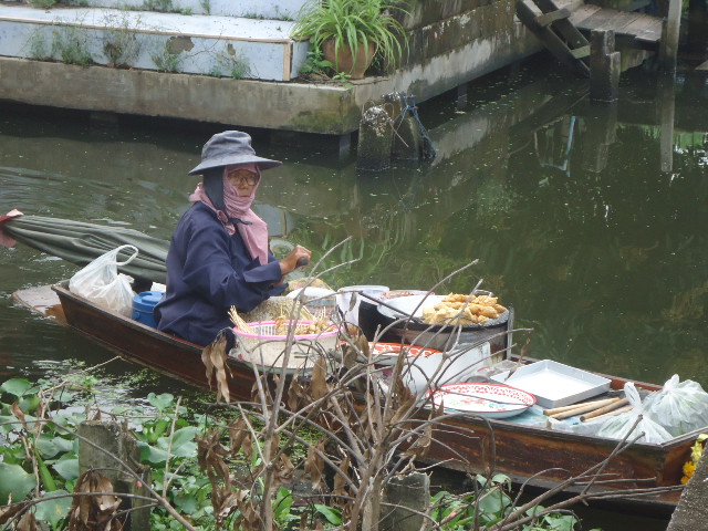 ยังไม่ทันรัย.............. :grin: :grin: :grin: :grin:
ของดีดำเนินก็ล้องเรือมา........... :blush: :