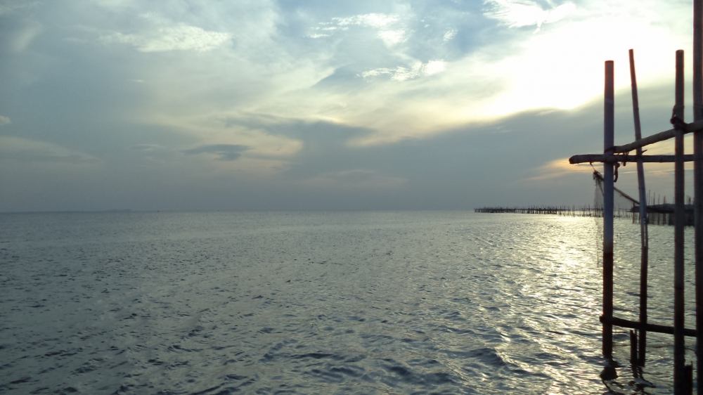 เรือมาจอดเข้าหมายกระชังเก่า 