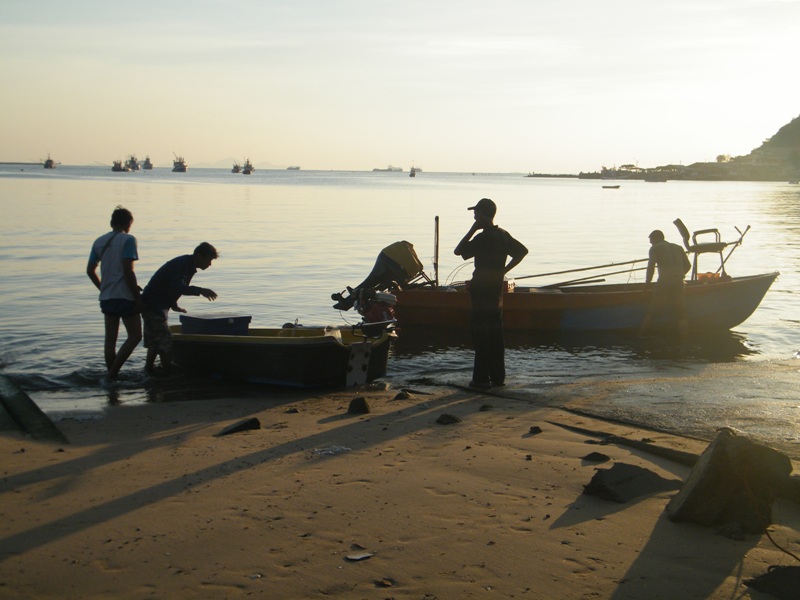 น้าเรือลำเล็กไปลากปลาสากครับส่วนลำใหญ่ไปหาช้อนปลากระบอก 