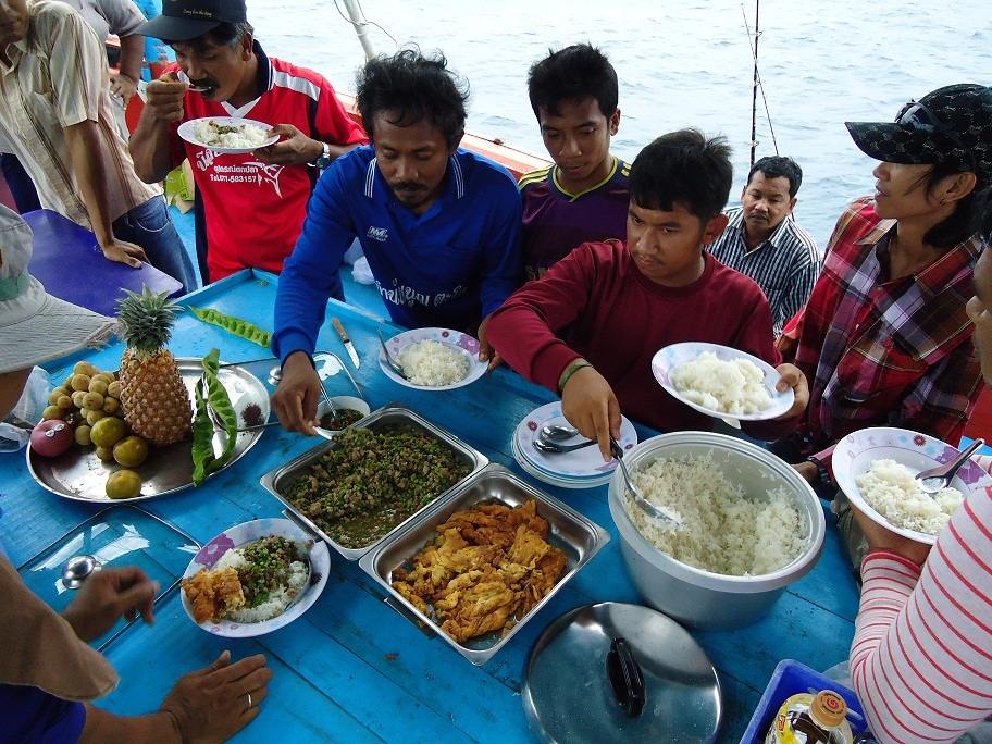 ระหว่างเดินทางต้องใช่เวลานานเลยต้องกินกันก่อน