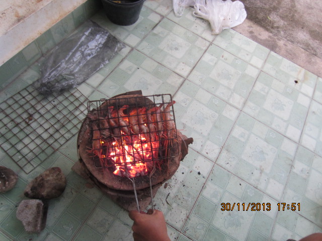 ทำกุ้งเผาครับจัดที่หน้าบ้านเลย :grin: :grin: