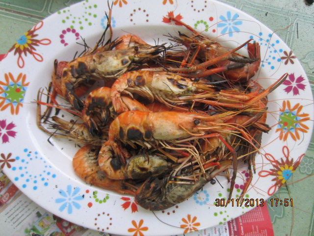 กุ้งเผาเสร็จบางส่วน เห็นแล้วน้ำลายไหลเลย หิวแล้วครับ :grin: :grin: