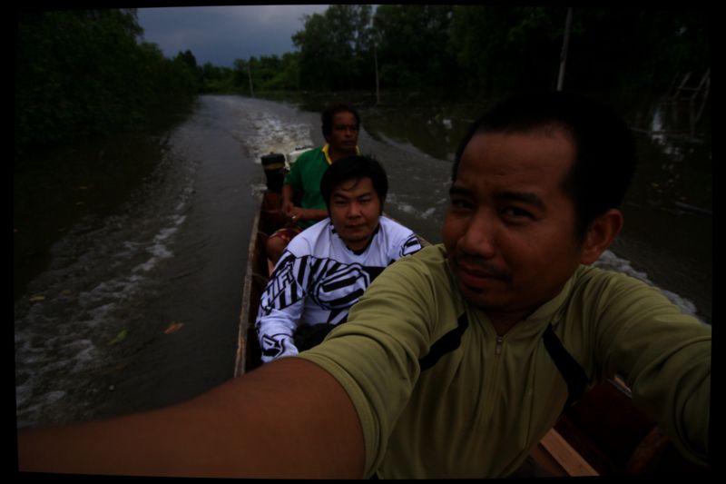 พี่เจ้าของวังพานั่งเรือเข้าไป ข่นของเข้าไปด้วยน้ำก็กำลังขึ้น เรือที่นั่งไปก็น่ากัว :laughing:



