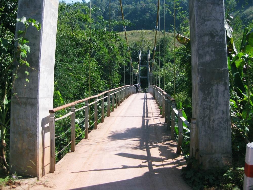 วันนี้เริ่มจากสะพานตรงนี้ครับ สะพานนี้เป็นสะพานข้ามลำน้ำน่านไปสู่หมู่บ้านเบื้องหน้าหมู่บ้านเดียวอยู่