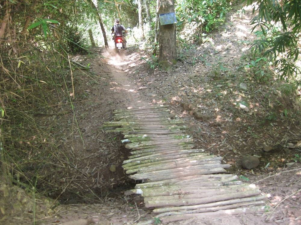 ต้องข้ามสะพานเล็กๆอีกอัน  :ohh: :ohh: :ohh: