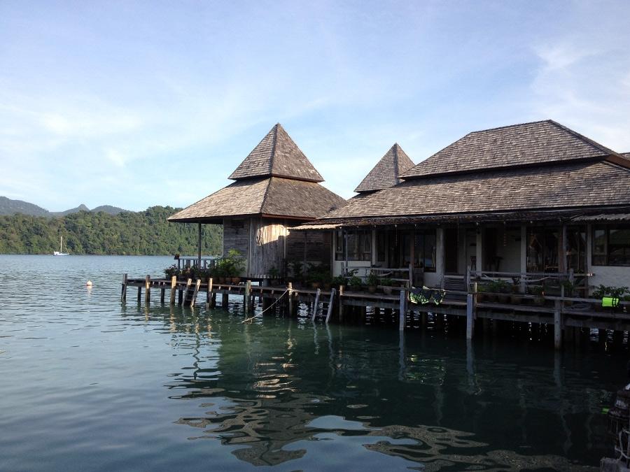 
 [center]เอาเรือมาลงที่เก่าครับ สลักเพชรซีฟูด

มาถึงเกาะช้างถ้าจะให้ถึงรสชาติจริงๆต้องมาทานอาหาร