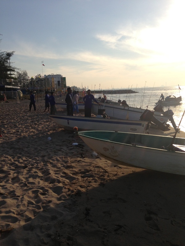 พอเอาเรือลงเสร็จก็วิ่งเรือมาที่หาดพยูนเพื่อทำการลงทะเบียนครับ

..ต้องขออภัยนะครับรูปไม่ค่อยชัดเพรา