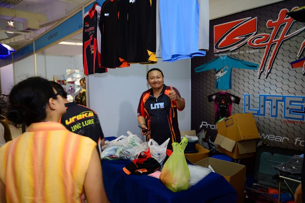 นี่ก็เพื่อนรักอีกคน น้าหรั่ง เคหะรามฯ ได้ผลิตเสื้อคุณภาพดีสำหรับนักตกปลาบ้านเราในแบรนด์ Gett it  ขาย