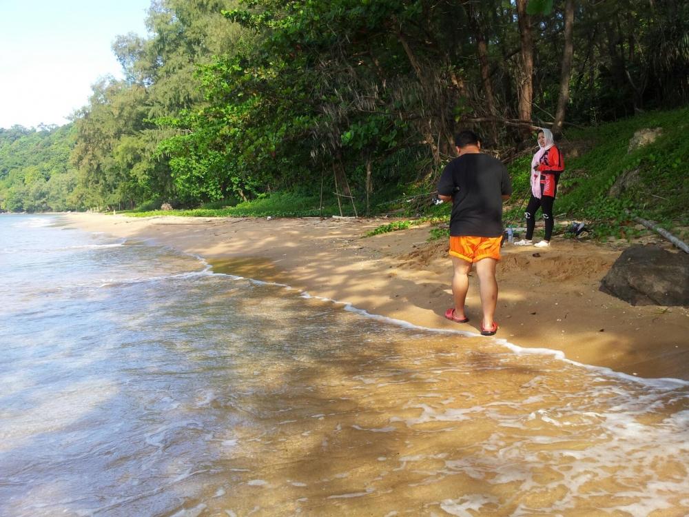 จากนั้นก็ย้ายไปอีกด้านของหาดครับ
เดินไปชมทะเล ฟังเสียงคลื่นทะเลไปด้วย สุขจริงๆ :grin: