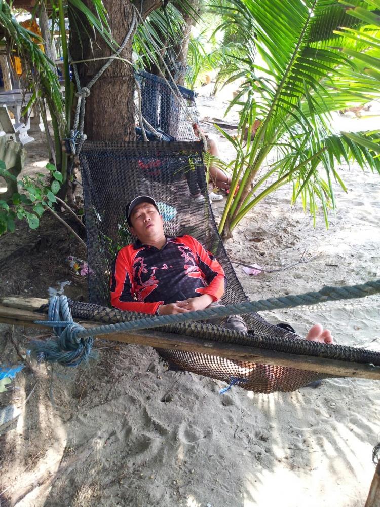 พอเดินทางมาถึงบ้าน้ายัก ก็สลบกันหมด  :laughing: