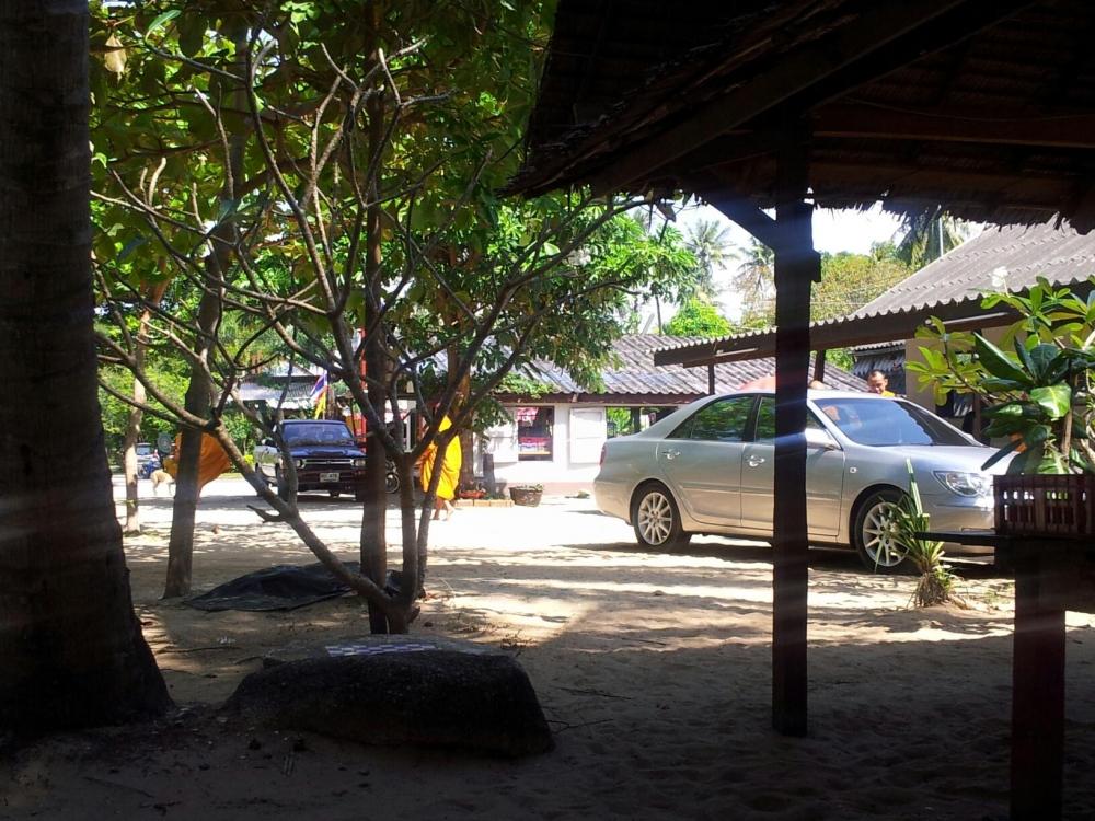 พอดีวันนี้ที่บ้านน้ายักมีงานบุญ
หลังจากที่พักผ่อนกันเต็มที่แล้ว
ก็ตื่นกันขึ้นมารับศีลรับพรจากพระ..