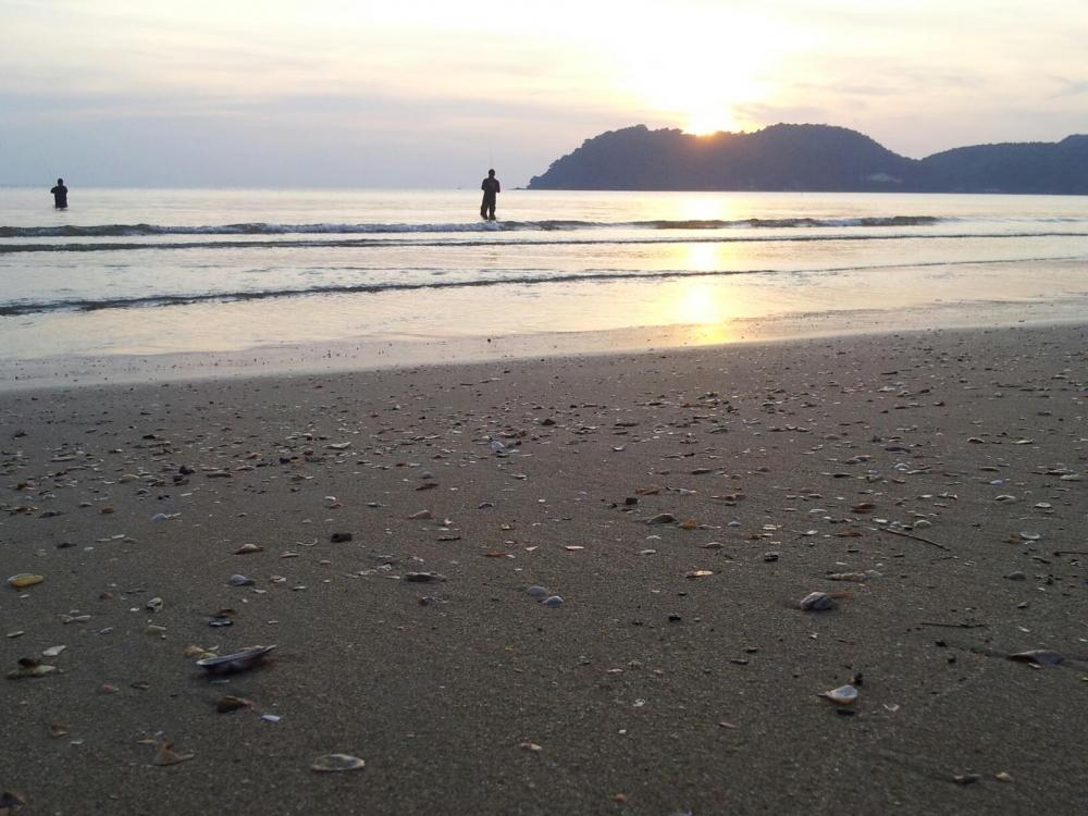 พอกลับมาถึงบ้านน้ายัก หาดแหลมสิงห์
พระอาทิตย์ก็กำลังตก เลยเก็บภาพสวยๆ
มาฝากน้าๆป้าๆทุกท่านได้ชมกัน