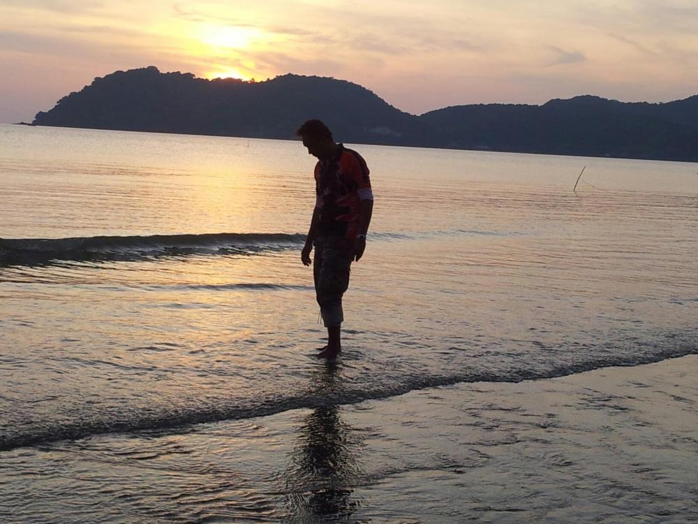 แสงอาทิตย์ก็ค่อยๆหายลับไป
เป็นสัญญาณบอกว่า กำลังจะหมดวันแล้ว :love: