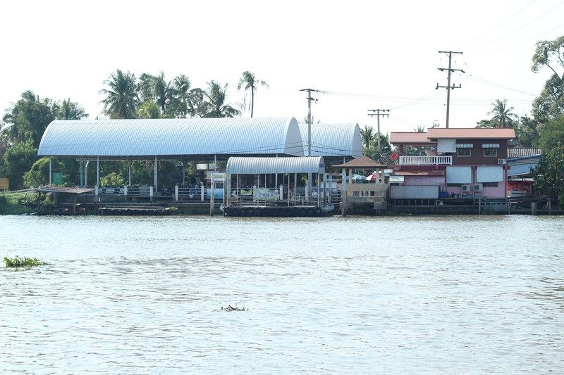 เริ่มด้วยการนั้งเรือเรือข้ามฝาก คนละ 2 บาท