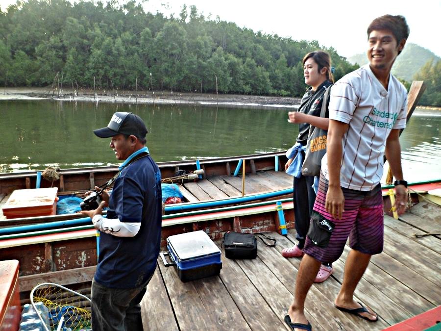
 [center]พอมาถึงเราก็นึกว่า ไต๋เรือ คงจะมาถึงแระ แต่....ไม่เป็นไร ทยอยขนของลงเรือก่อนเลย รู้แล้ว..