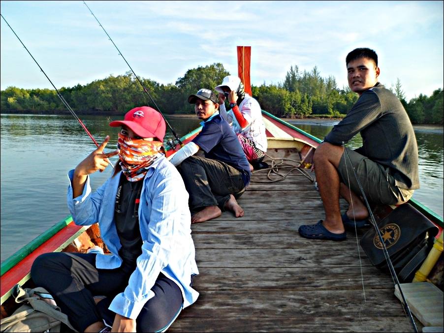 
 [center]บังหมาน......จับเครื่องหาง บังคับเรือวิ่งเลอะตามแนวคลอง เพื่อออกสู่ทะเลครับ ส่วนพวกผมก็เต