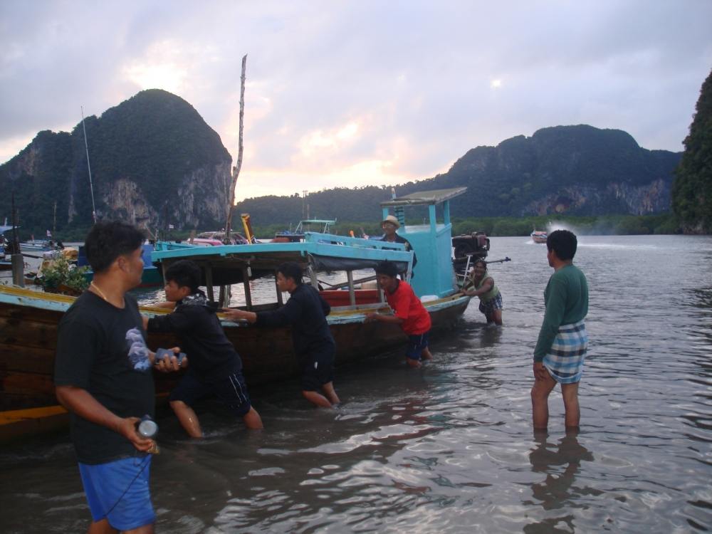 ช่วนกันรุนเรือครับ เรือติดแห้ง 555  :sick: :sick: :grin: