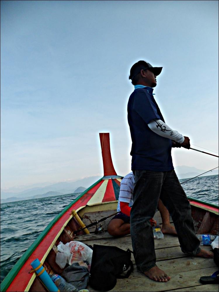 
 [center]ภาพของการ Light Jigging เก็บมาน้อยครับ เพราะมันไม่ค่อยกินเลย  เวลาที่เหลือน้อยนิด 
ทำให้