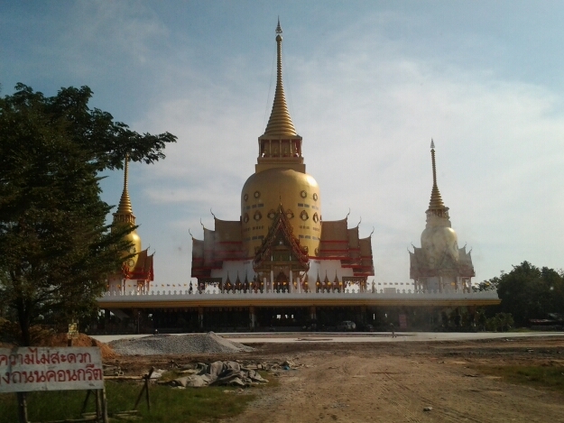 เดินทางออกมาสักพัก ก็ถึงแล้วครับทางเข้าบ้านมีวัดที่กำลังก่อสร้างสวยดีครับ :love: :love: :love: