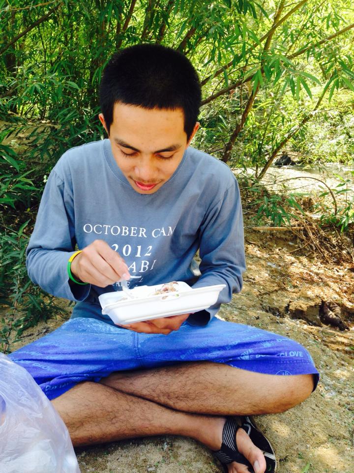  
[b]ปลาเมิงไม่กินใช่มั้ย งั้นตรูกินเอง หิวๆซัดไปเต็มกล่องเลย [/b] :laughing: