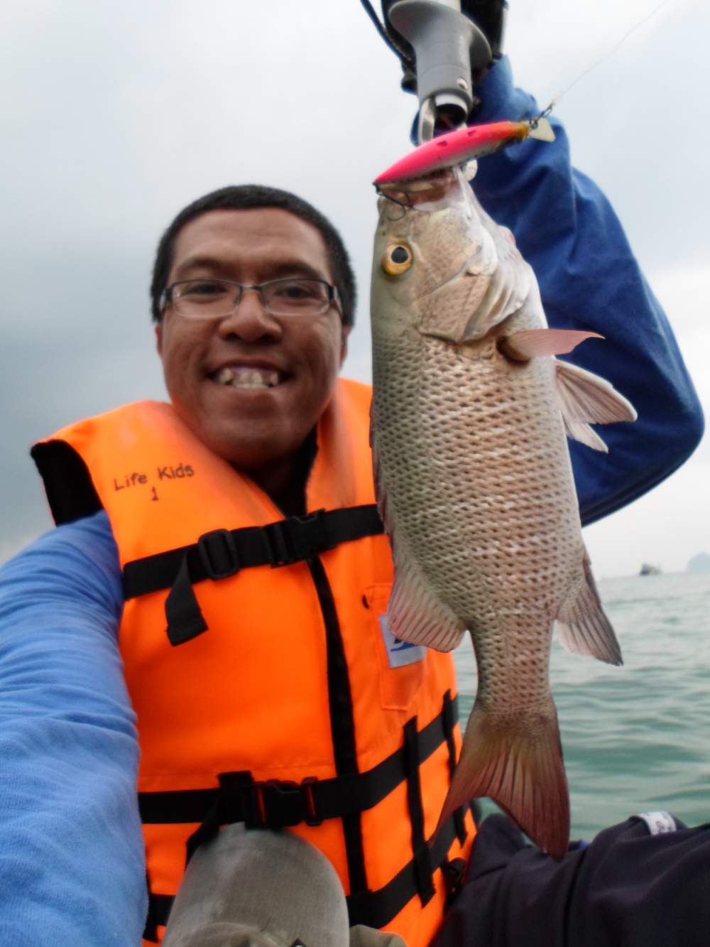 พอเข้าเขตปลอดภัย ก็หามุมลอยลำตีเหยื่อครับ ห่างฝั่งพอประมาณ

จัดการส่ง MEGABASS ZONK - ขวัญใจของผมส