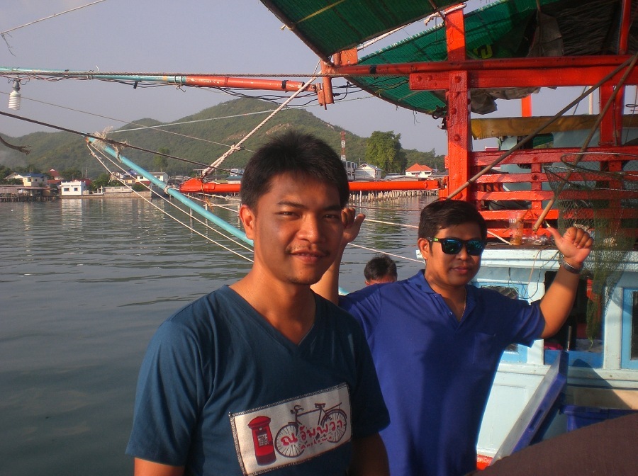 ผมตัดมาตอนลงเรือเลยละกันครับ ระหว่างเดือนทางมาจากตาก พอดีผมหลับมาตลอดทางเลยมะได้เก็บภาพ :prost: :pro