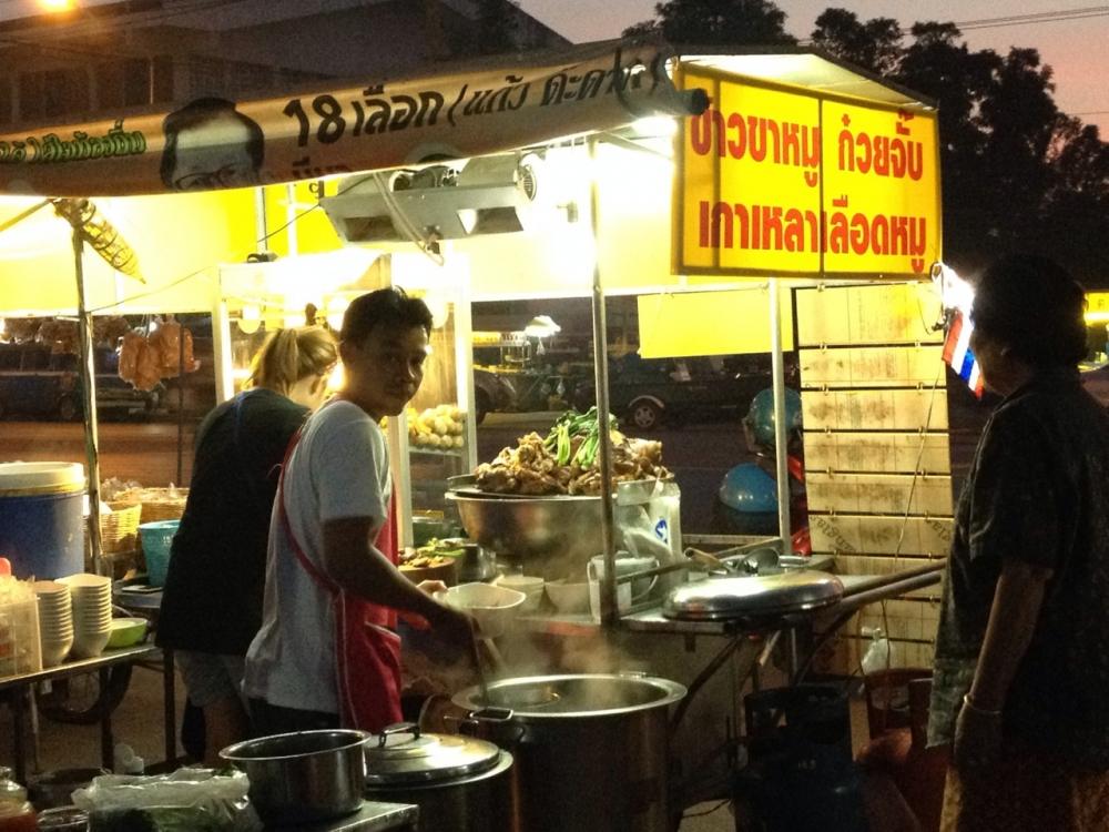 มื้อเย็นนี้ใครจะเป็นเจ้าภาพกันน๊า :umh: :umh: :umh: