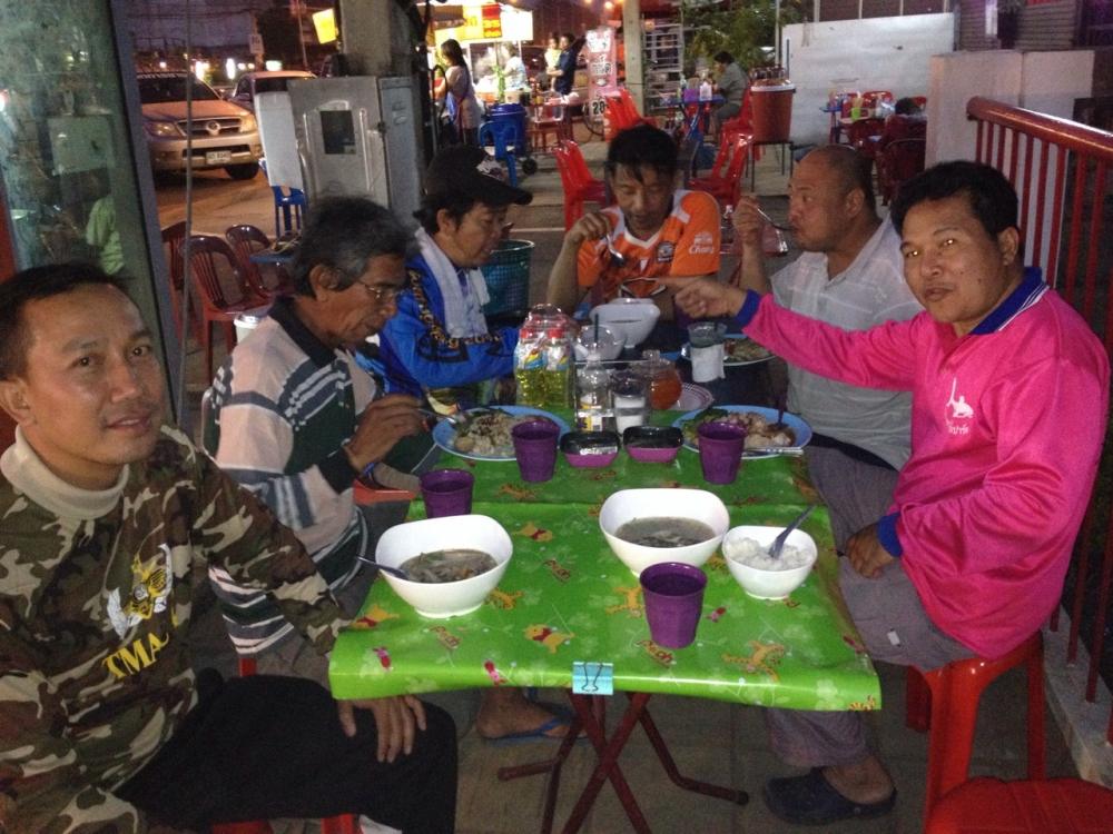 น้าประจักษ์ ชี้ตัว " ผู้ต้องเลี้ยง " ให้ชาวสยามเขาเห็นกันหน่อยซิครับ :laughing: :laughing: