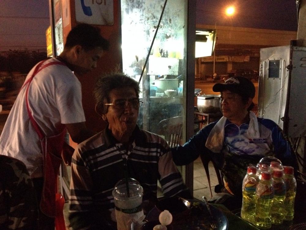จ่ายเงินมื้อนี้ ก็ยังทำเป็นแอบจ่ายหลังน้ามานะอีก   เขารู้กันทั้งประเทศแล้วครับ น้าหนอน :laughing: :l