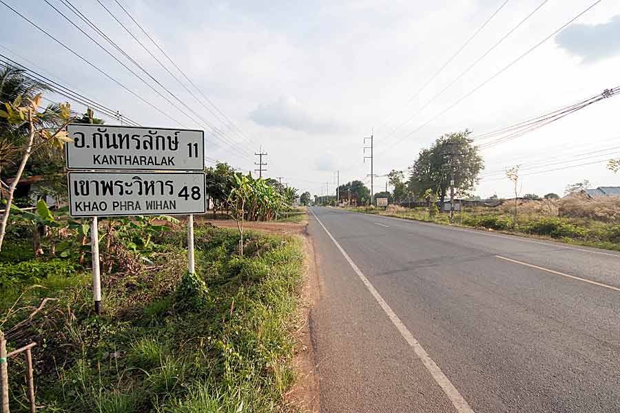 ขับรถไปเรื่อยๆ ครับ  :cool: