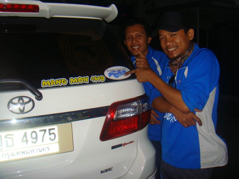 น้าสมชาย 100 แรงมาก็มาแล้ว พอดีแอบเห็นสติกเกอร์ทีมติดท้ายรถของใคร สงสัยจะเป็นแฟนคลับเรา 55555