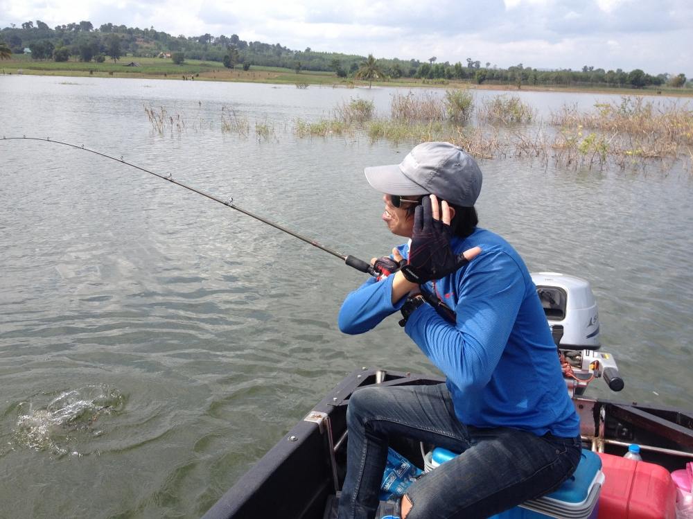  [b]ลีลามรึงนี่ น่าถีบให้ตกเรือจริงๆ[/b] :laughing: :laughing: