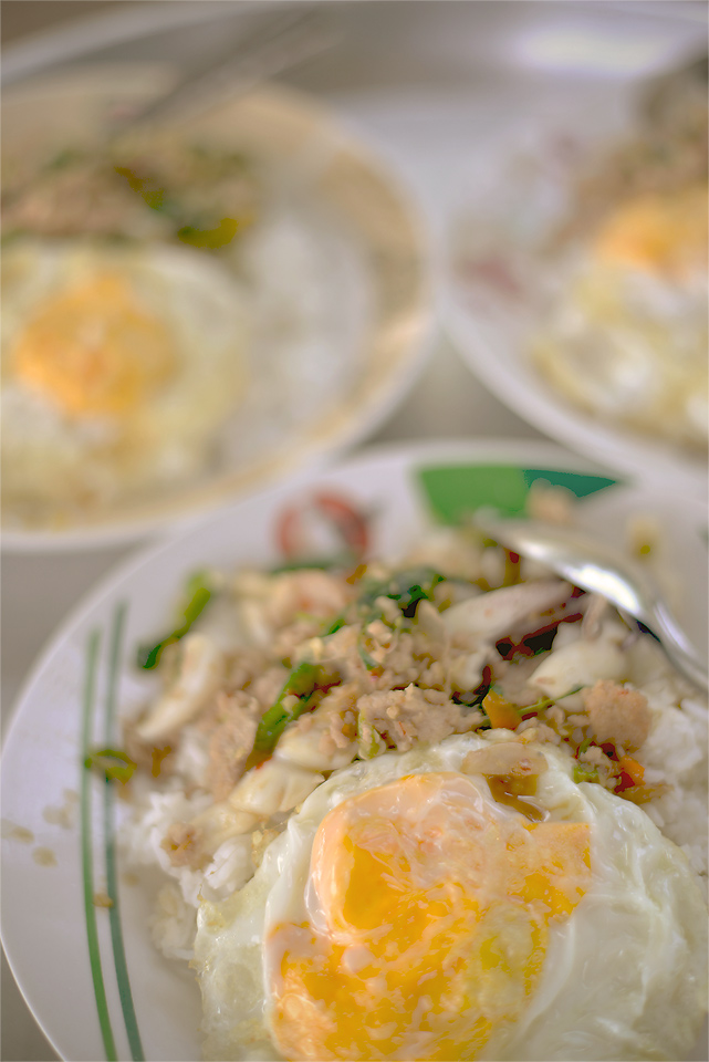อืม...............กินข้าวเหอะเพ่เที่ยงเเว้วววว... :dance: :dance: :dance: :laughing: :cheer:
