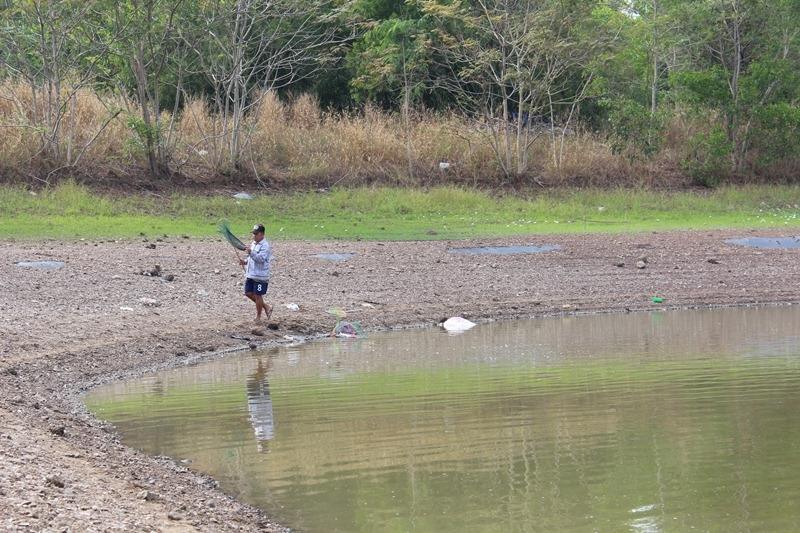 พ่อก็เดิน หาช้อนกุ้งก่อนเลยจะเอามาตกปลานิล  :grin: