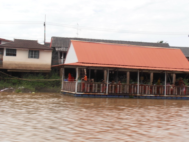 บรรยกาศร้านอาหาร ชื่อร้าน ชมชล