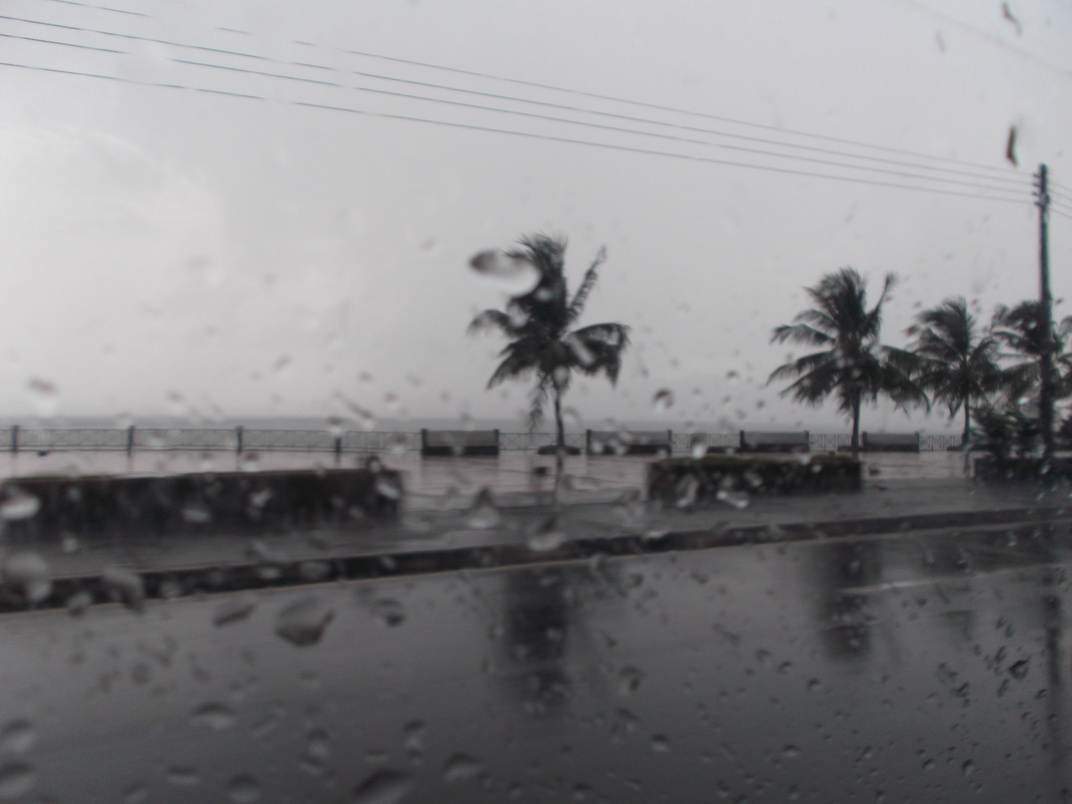 ท่าเรือปากบารา ยามเย็นชุ่มฉ่ำ ด้วยฝนหนัก มองทางไม่ค่อยเห็น ทะเลขาว ทัศนวิสัย ไม่กี่วา