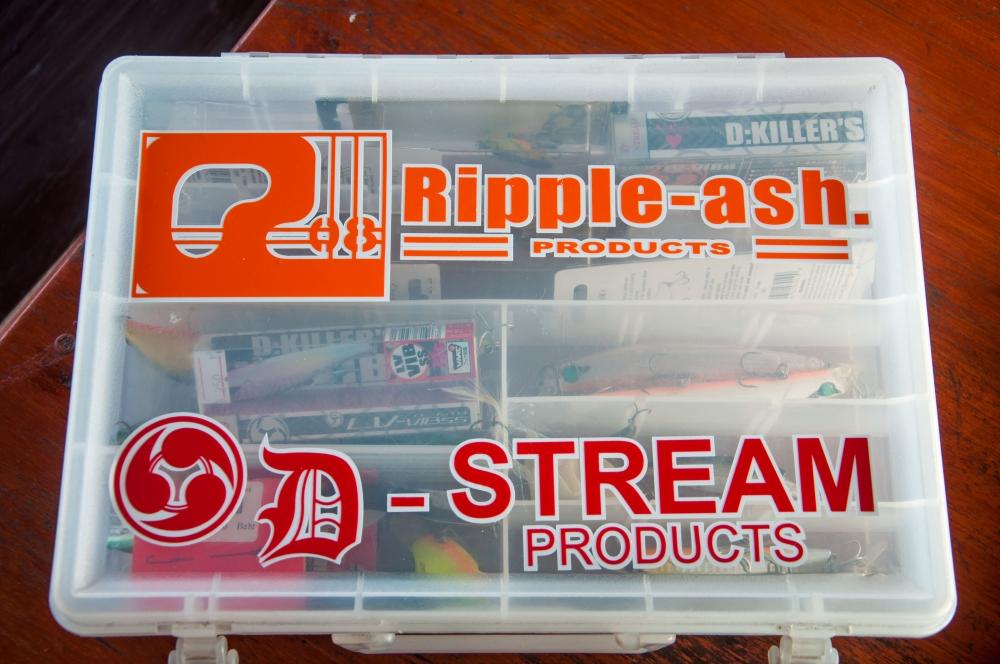 วันนี้ขอยืมอุปกรณ์มาใช้งาน ในกล่องมีเหยื่อปลอมของ Ripple-Ash และ D-Stream ครับ  :grin: