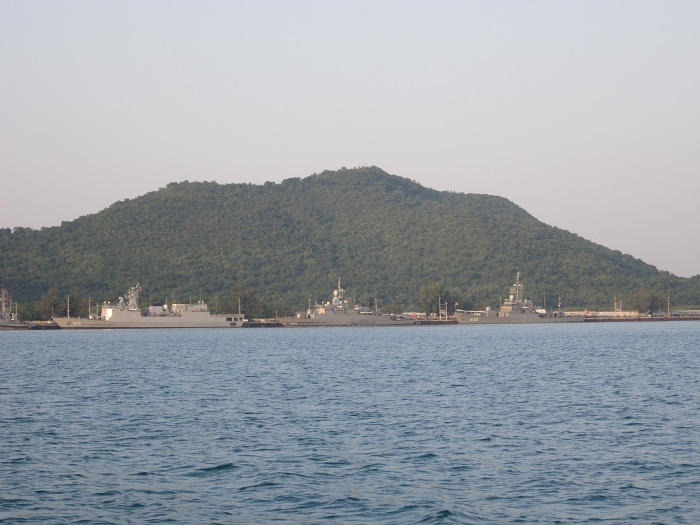 ฐานทัพเรือครับ(อยากนั่งเรือแบบนี้ตกปลาจัง...555...) :cheer: :cheer: :cheer: :cheer: :cheer: