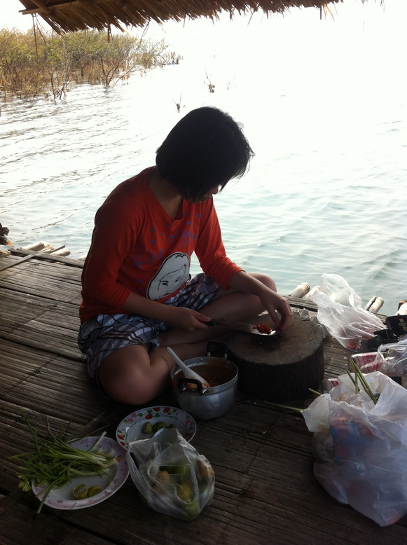 แม่ครัวตัวน้อยครับกำลังทำยำปลากระป๋องที่เค้าบอกว่าอร่อยที่สุดใน 8 โรค(ไม่ได้เขียนผิดนะ) ครับ 555 ถ้า
