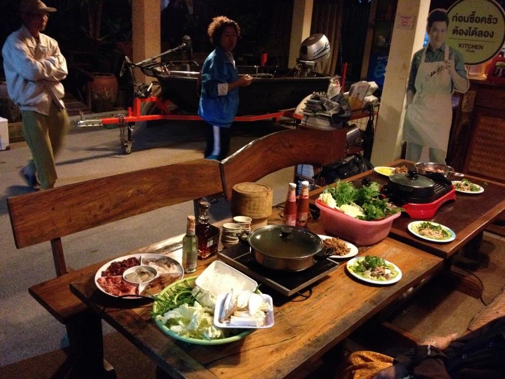  [b]กลับมาบ้าน ที่รักกะพนักงานที่ร้านเตรียมอาหารไว้รอพอดี กำลังหิวมากมาย[/b] :umh: :umh: