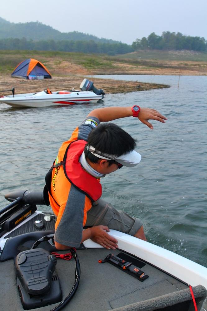 ดันส่งท้ายเรือ ออกไปด้วยใจแรงสูง...