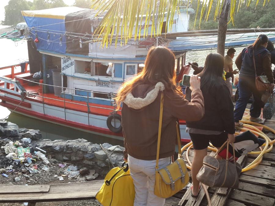 มาถึงท่าเรือก้อเตรียมของลงเรือ  ยังกะขึ้นเครื่อง