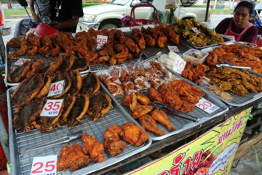 มาเดินดูขอในตลาดบ้าง :smile: :smile: :smile: