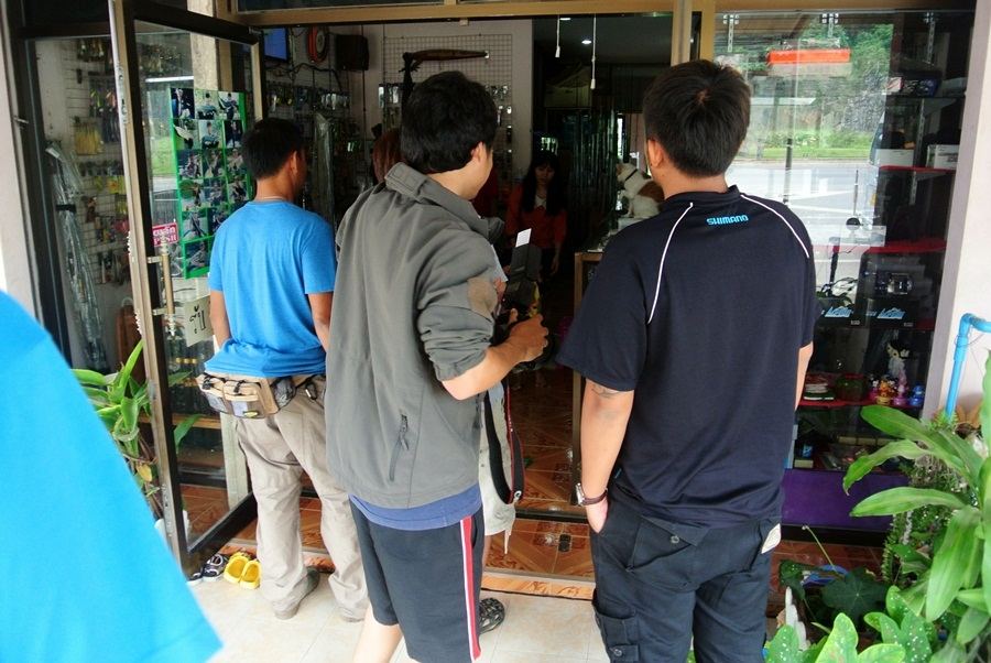 แวะเยี่ยมเยียน ร้านอุปกรณ์ตกปลาแถวนั้นสักหน่อย  :grin: :grin: :grin: :grin: