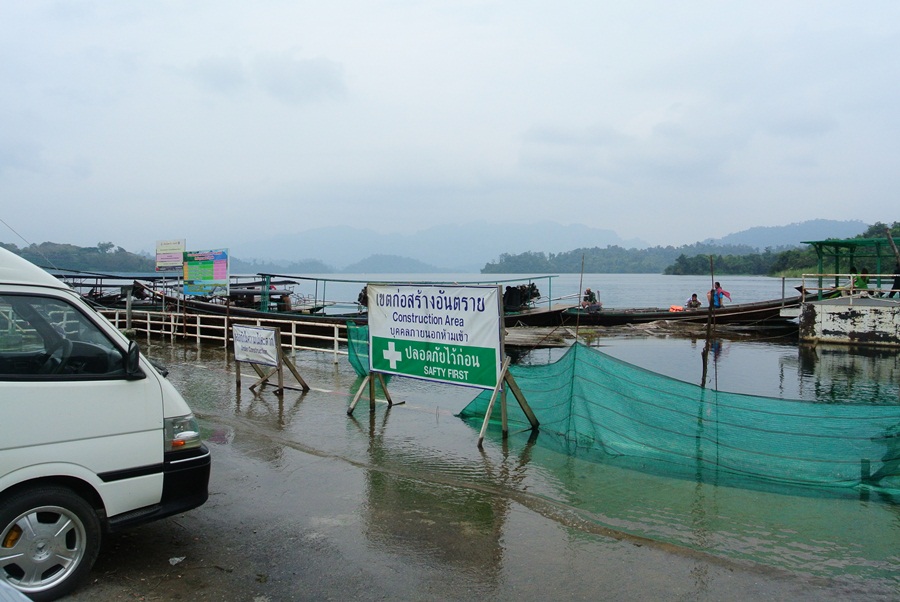 เดินทางจากตลาดประมาณ 15 นาที ก็ถึงยังบริเวณ จุดลงเรือแล้วครับ :love: :love: :love: