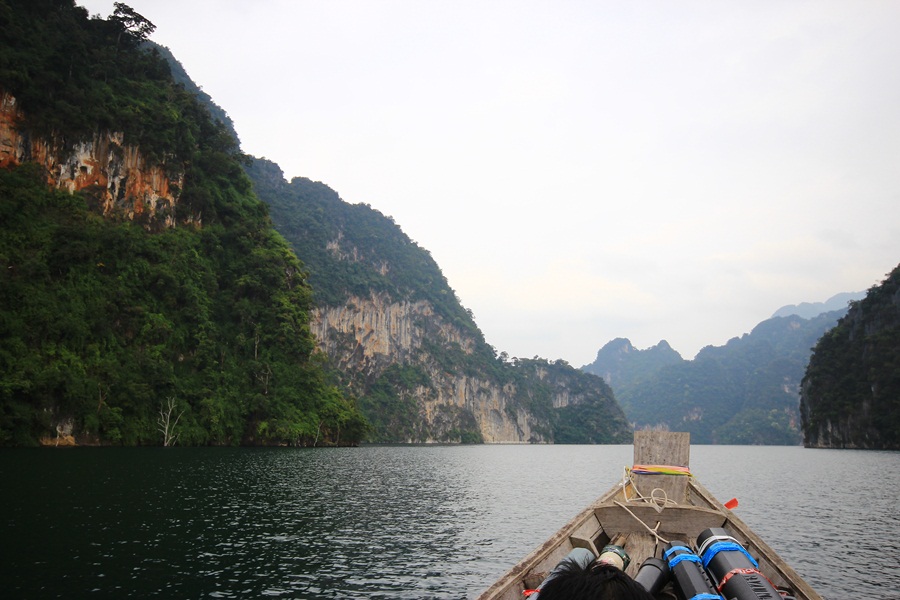 นั่งเรือเพื่อเข้าไปถึงที่พักประมาณ20 นาที 