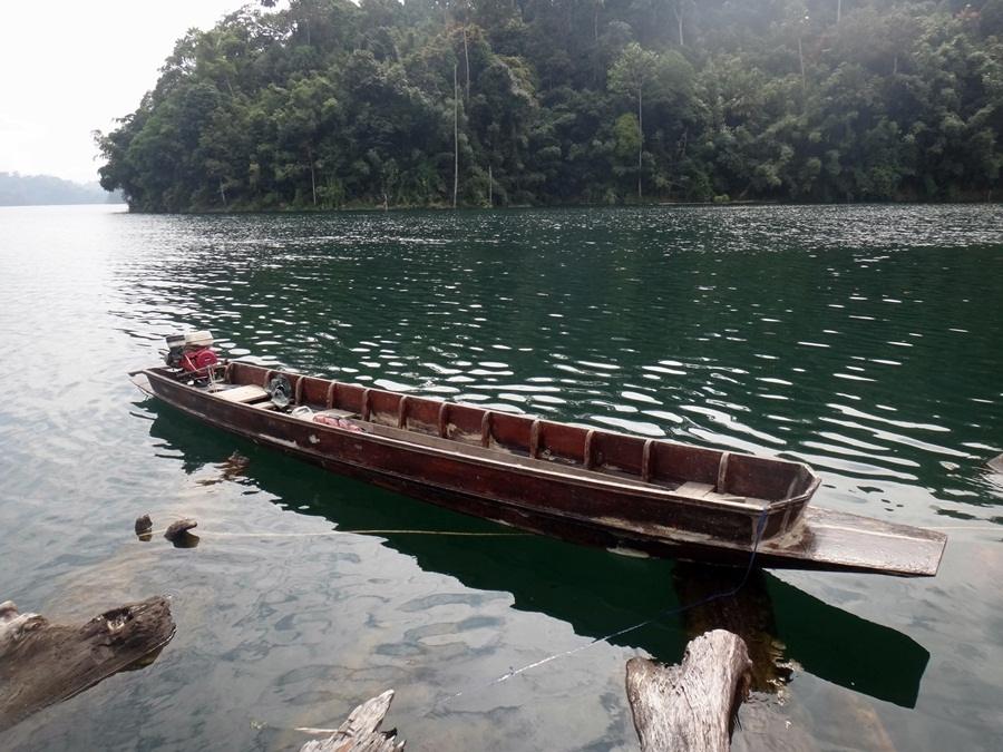 เรือสำหรับตกปลาที่นี่ ใหญ่ดีแฮะ :grin: :grin: :grin: