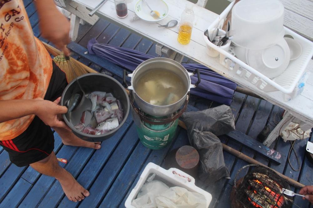 เมณู เด็ด ต้มยำปลาทู + ปลาหมึก จาก อ.โดด ที่เราขนไปจากสะพานปลาอ่างศิลา