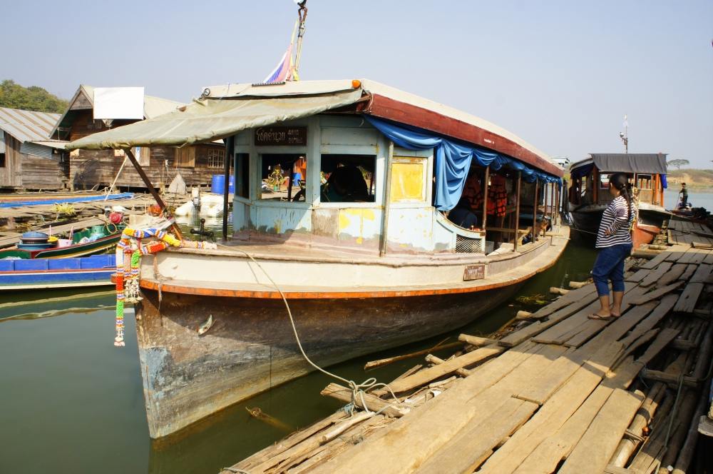 เราเดินทางไปพร้อมๆกันเรือลำนี้ครับ เป็นเรือของหมู่บ้านครับ พวกชาวบ้านจะนำข้าวโพดมาขายในท่าเรือแห่งนี